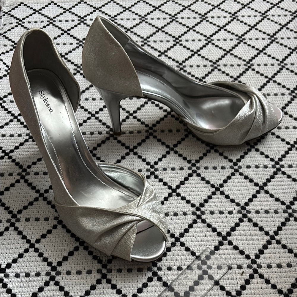 Never worn Sexy Sparly Silver Peep-Toe Heels